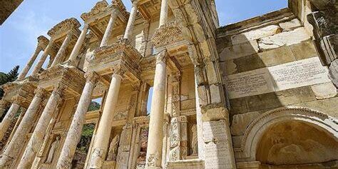 Efes Antik Kenti’nde Tarihi Doku İle Düğün Fotoğrafları Efes Antik Kenti’nde Tarihi Doku İle Düğün Fotoğrafları