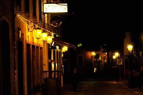 Fotoğrafçılar için Gece Yarısı Sokakları: Aydınlıklar ve Gölgeler