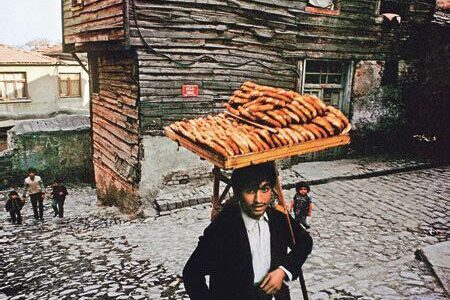 Fotoğrafçıların Gözünden Sokak Satıcıları: Gündelik Hayatın Kahramanları