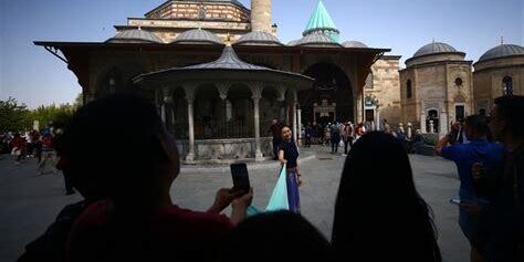 Konya’nın Manevi Atmosferi: Mevlana Müzesi ve Çarşılarında Fotoğraf Çekim Mekanları Konya’nın Manevi Atmosferi: Mevlana Müzesi ve Çarşılarında Fotoğraf Çekim Mekanları