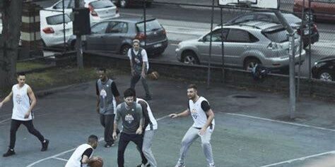 Sokak Basketbolu Çekimlerinde Gerçekçi Anlar Sokak Basketbolu Çekimlerinde Gerçekçi Anlar